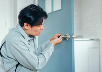 ドアが壊れたので直ぐに修理してほしい